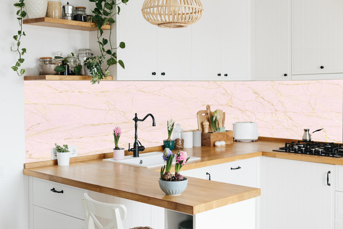 Küche - Rosa-Gold Marmor in lebendiger Küche mit bunten Blumen