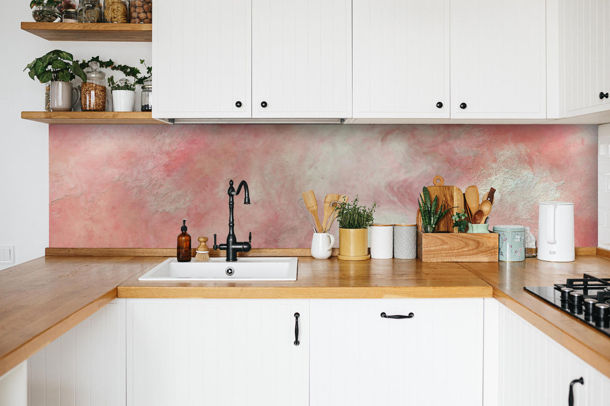 Küche - Rosa Marble Textur  in weißer Küche hinter Gewürzen und Kochlöffeln aus Holz