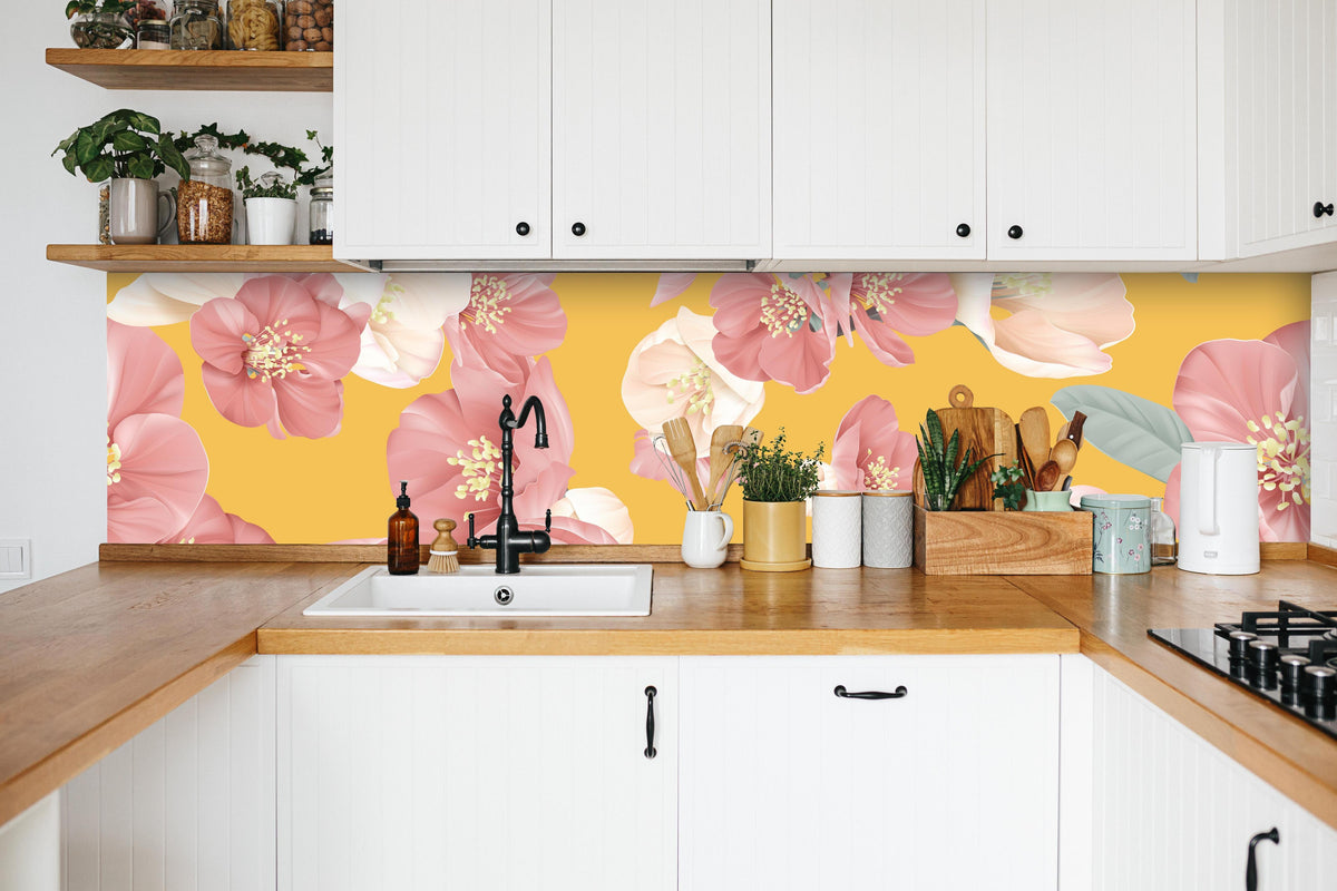 Küche - Rosa-weiße Blüten in weißer Küche hinter Gewürzen und Kochlöffeln aus Holz