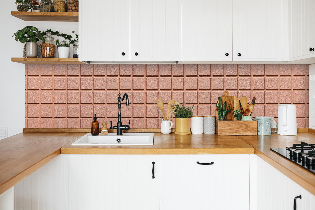 Küche - Rosafarbige Steintextur in weißer Küche hinter Gewürzen und Kochlöffeln aus Holz
