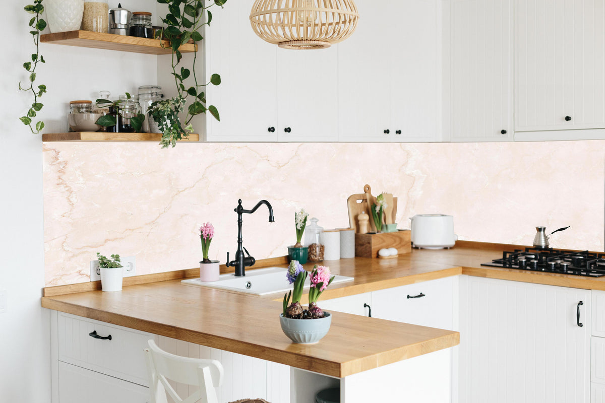 Küche - Rosafarbige moderne Marmortextur in lebendiger Küche mit bunten Blumen