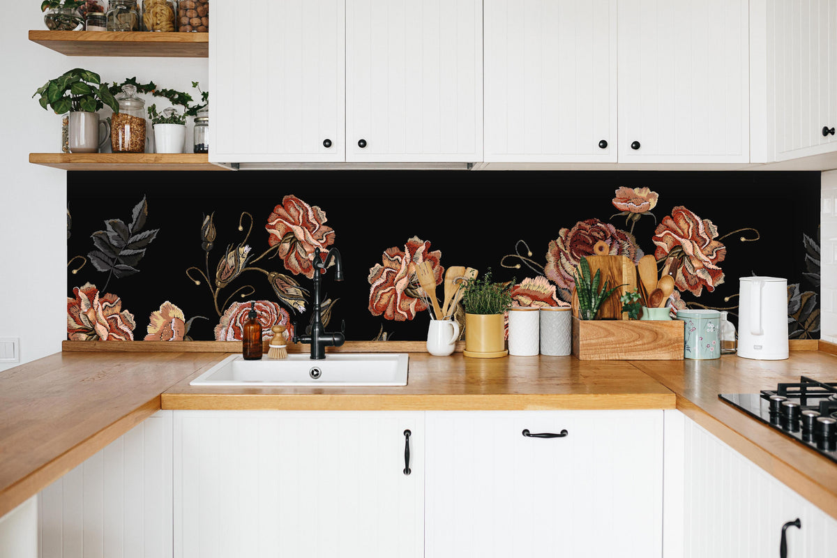 Küche - Rosen in der Dunkelheit in weißer Küche hinter Gewürzen und Kochlöffeln aus Holz
