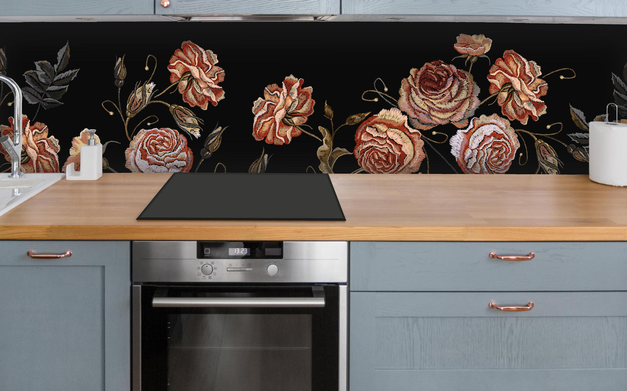 Küche - Rosen in der Dunkelheit über polierter Holzarbeitsplatte mit Cerankochfeld