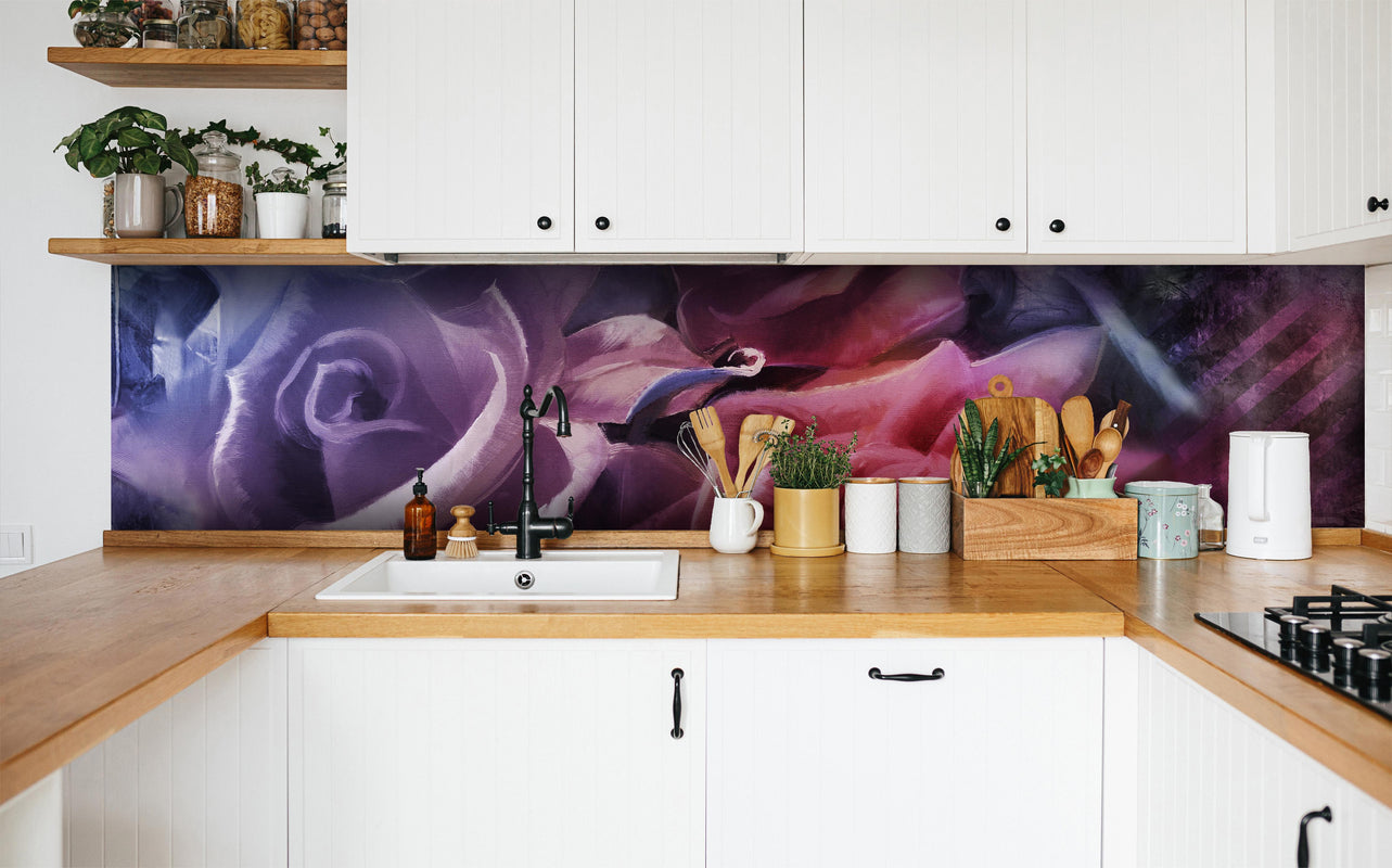 Küche - Rosenmalerei in weißer Küche hinter Gewürzen und Kochlöffeln aus Holz