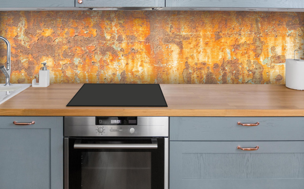 Küche - Rostige Betonwand über polierter Holzarbeitsplatte mit Cerankochfeld