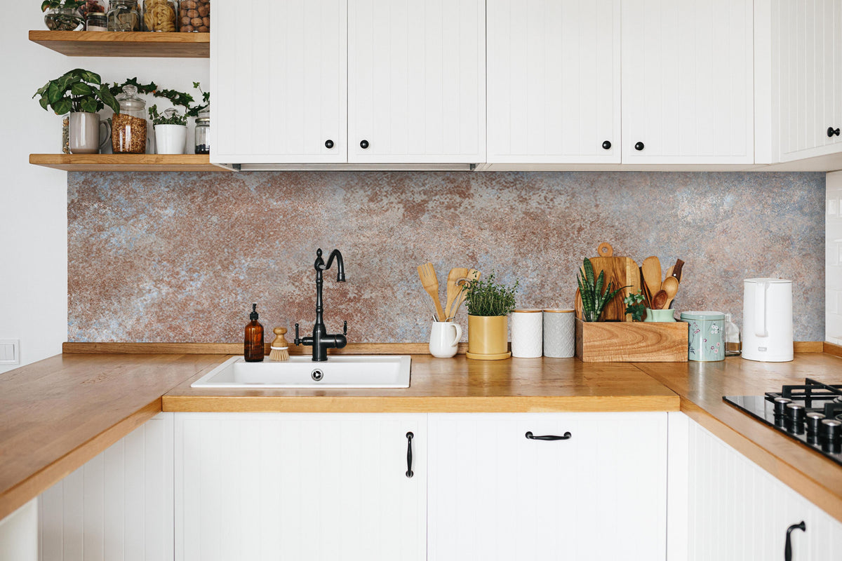 Küche - Rostige Metallplatte in weißer Küche hinter Gewürzen und Kochlöffeln aus Holz
