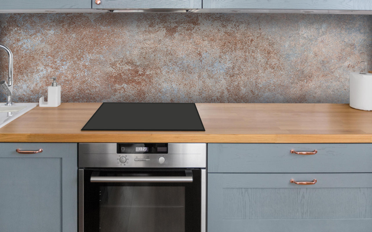 Küche - Rostige Metallplatte über polierter Holzarbeitsplatte mit Cerankochfeld
