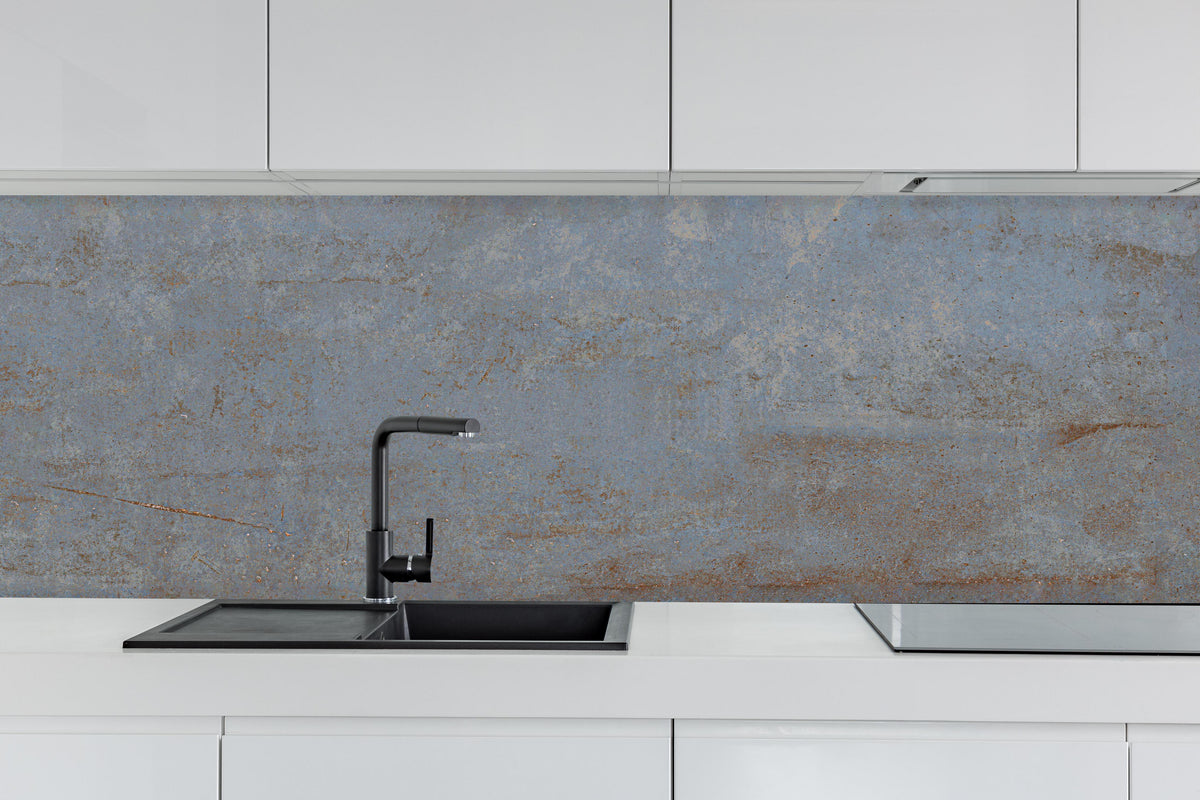 Küche - Rostiger Marmor aus Zement Textur hinter weißen Hochglanz-Küchenregalen und schwarzem Wasserhahn