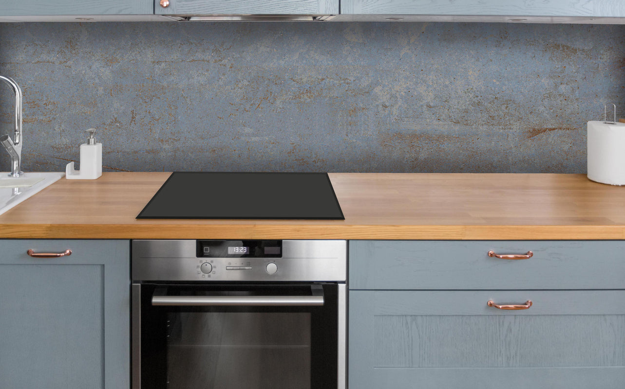 Küche - Rostiger Marmor aus Zement Textur über polierter Holzarbeitsplatte mit Cerankochfeld
