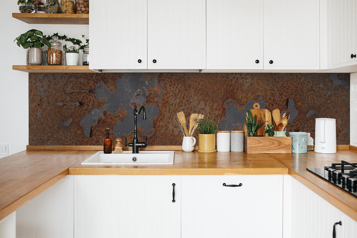 Küche - Rostiges Metall im Grunge-Stil in weißer Küche hinter Gewürzen und Kochlöffeln aus Holz