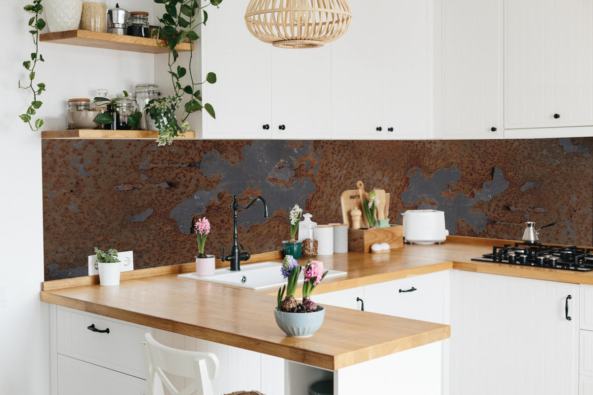 Küche - Rostiges Metall im Grunge-Stil in lebendiger Küche mit bunten Blumen