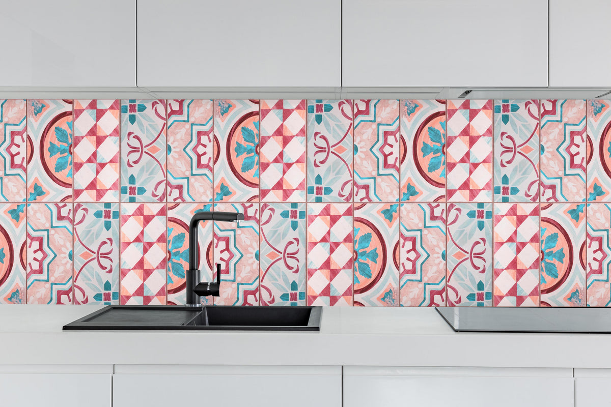 Küche - Rot-türkises rechteckiges Mosaik hinter weißen Hochglanz-Küchenregalen und schwarzem Wasserhahn