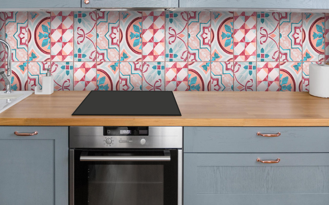 Küche - Rot-türkises rechteckiges Mosaik über polierter Holzarbeitsplatte mit Cerankochfeld