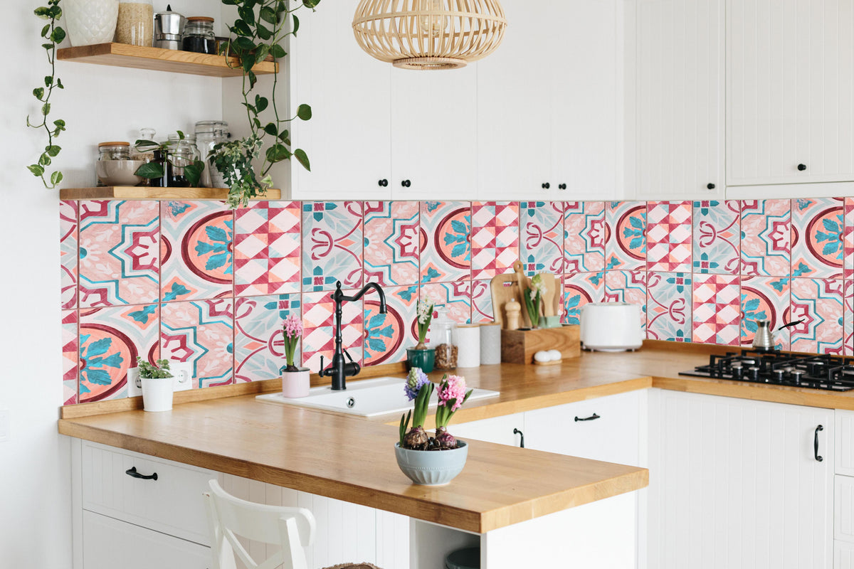 Küche - Rot-türkises rechteckiges Mosaik in lebendiger Küche mit bunten Blumen