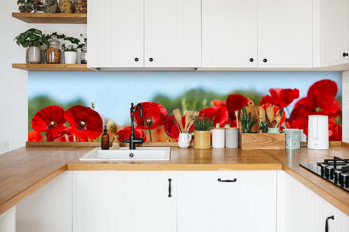 Küche - Rote Mohnblumen auf einem Feld in weißer Küche hinter Gewürzen und Kochlöffeln aus Holz