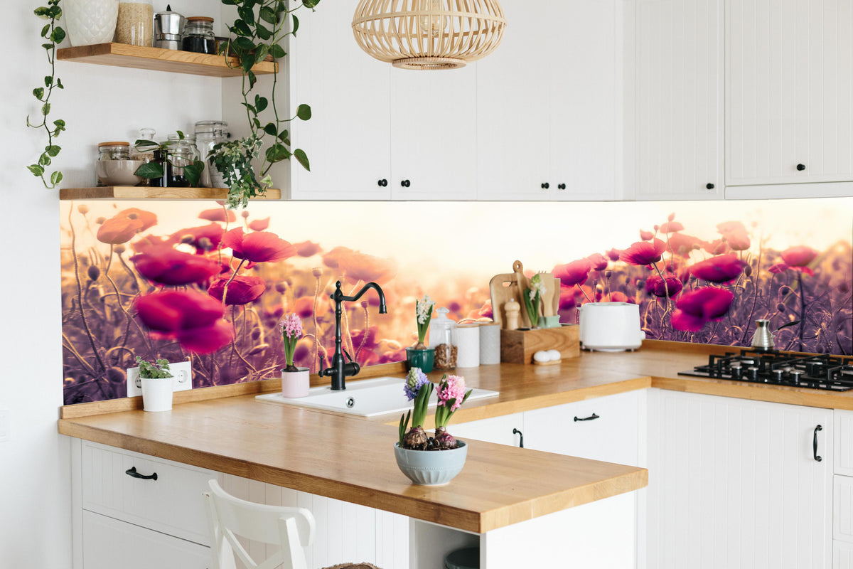 Küche - Rote Mohnblumen in der Sonne in lebendiger Küche mit bunten Blumen