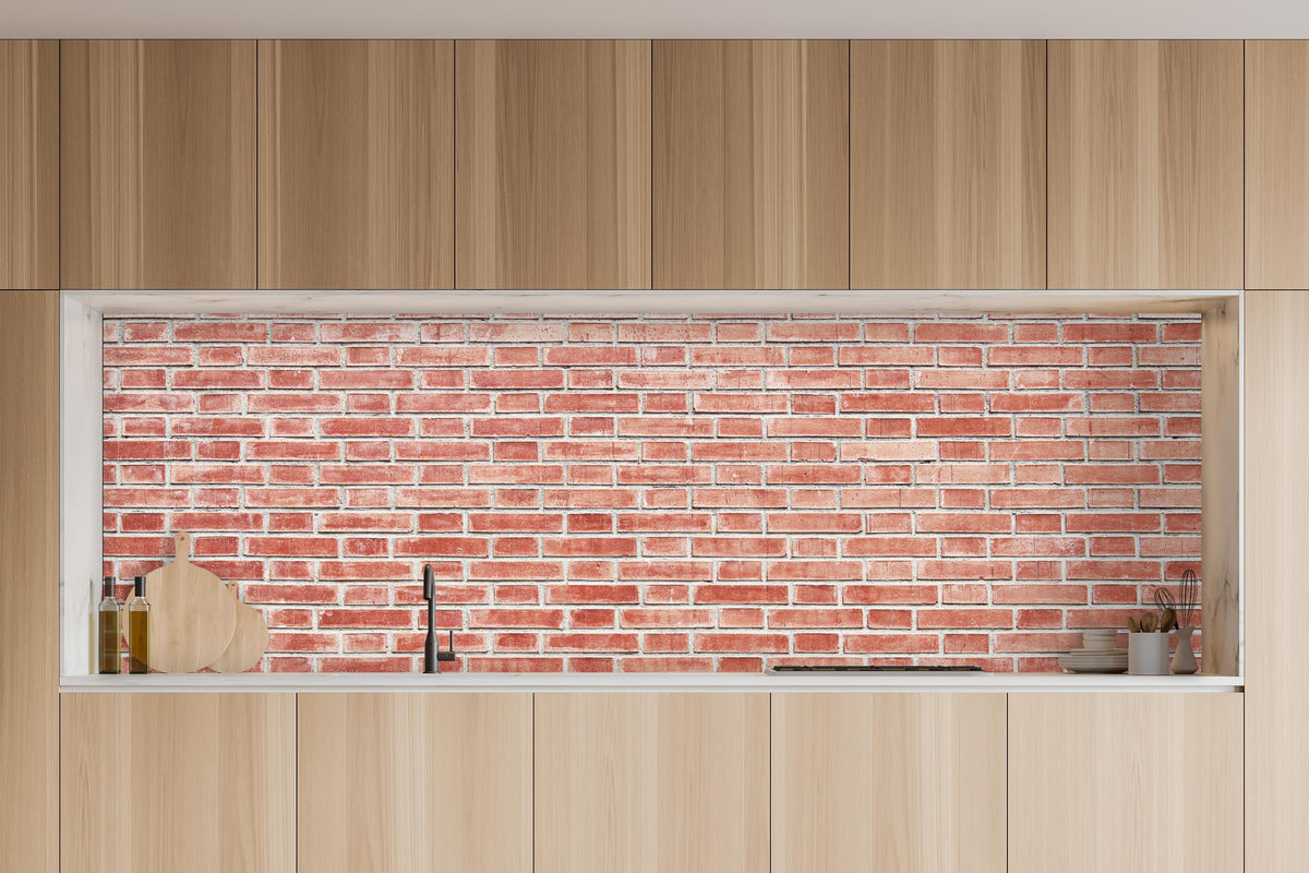 Küche - Rote rissige Backsteinmauertextur in charakteristischer Vollholz-Küche mit modernem Gasherd