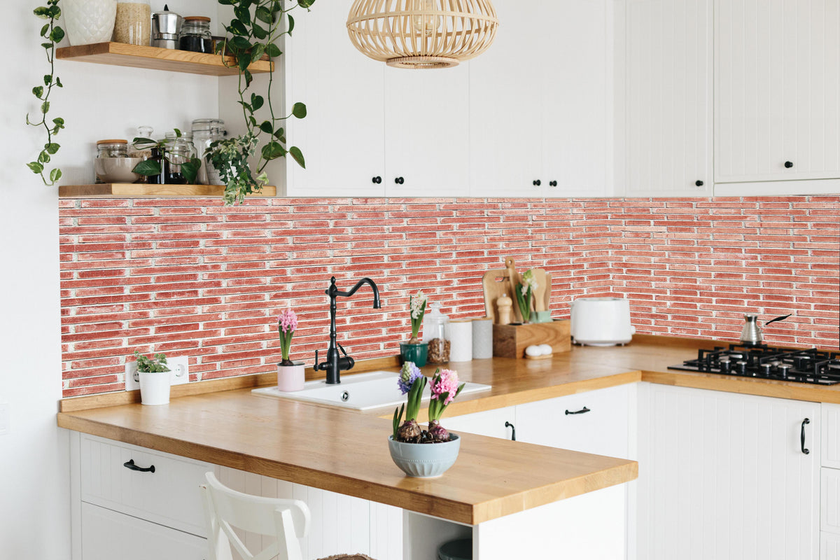 Küche - Rote rissige Backsteinmauertextur in lebendiger Küche mit bunten Blumen