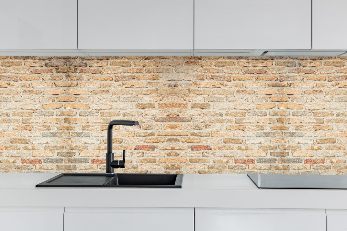 Küche - Rustikale Backsteinmauer hinter weißen Hochglanz-Küchenregalen und schwarzem Wasserhahn