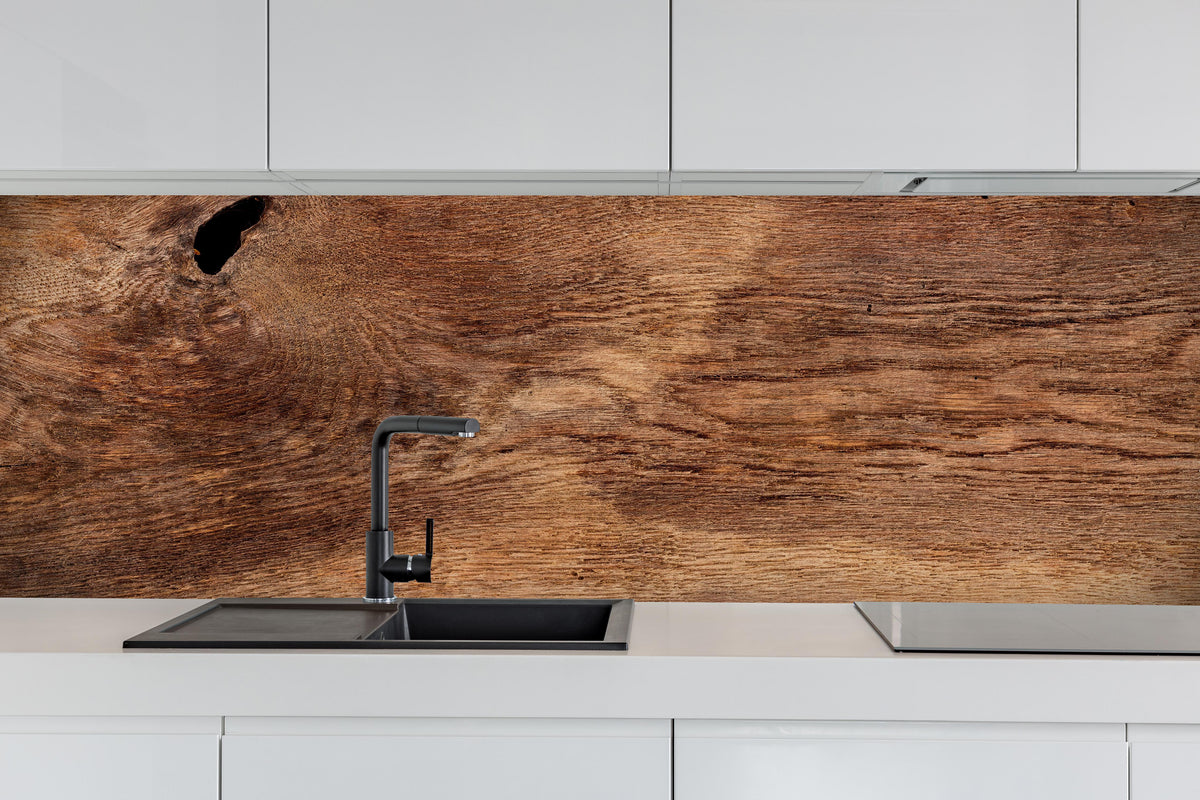 Küche - Rustikale Eichenholzplatte hinter weißen Hochglanz-Küchenregalen und schwarzem Wasserhahn