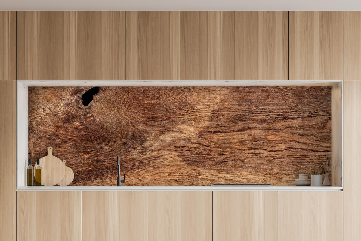 Küche - Rustikale Eichenholzplatte in charakteristischer Vollholz-Küche mit modernem Gasherd
