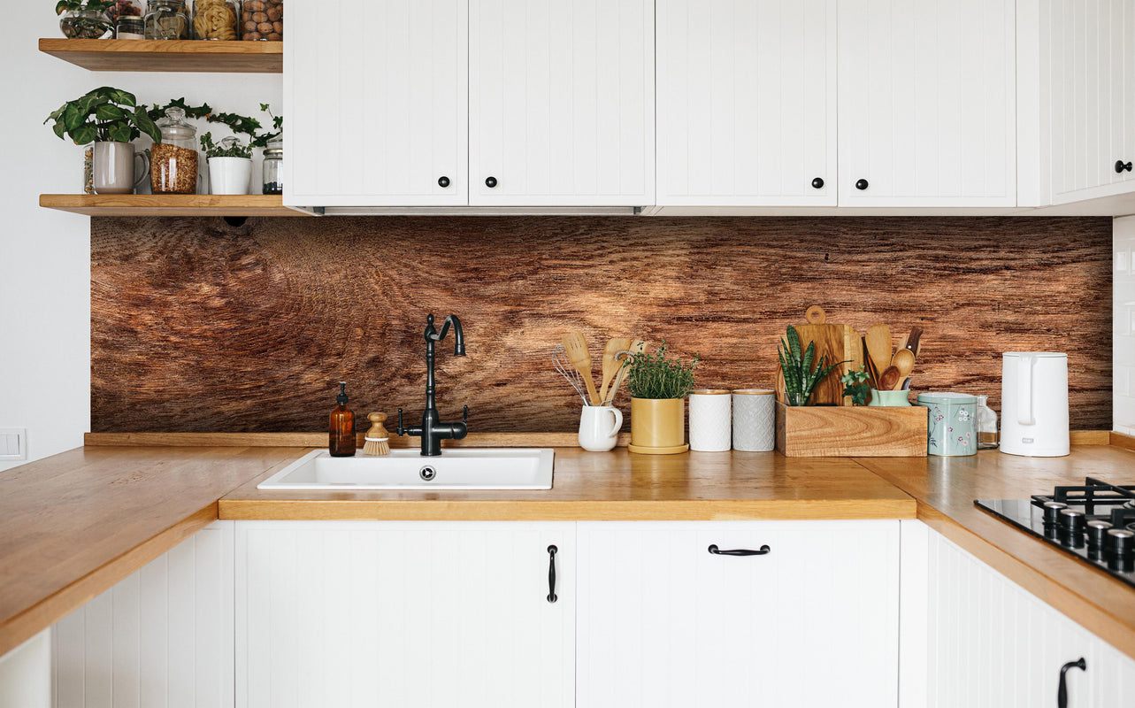 Küche - Rustikale Eichenholzplatte in weißer Küche hinter Gewürzen und Kochlöffeln aus Holz