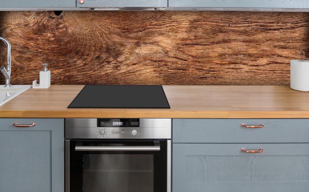 Küche - Rustikale Eichenholzplatte über polierter Holzarbeitsplatte mit Cerankochfeld