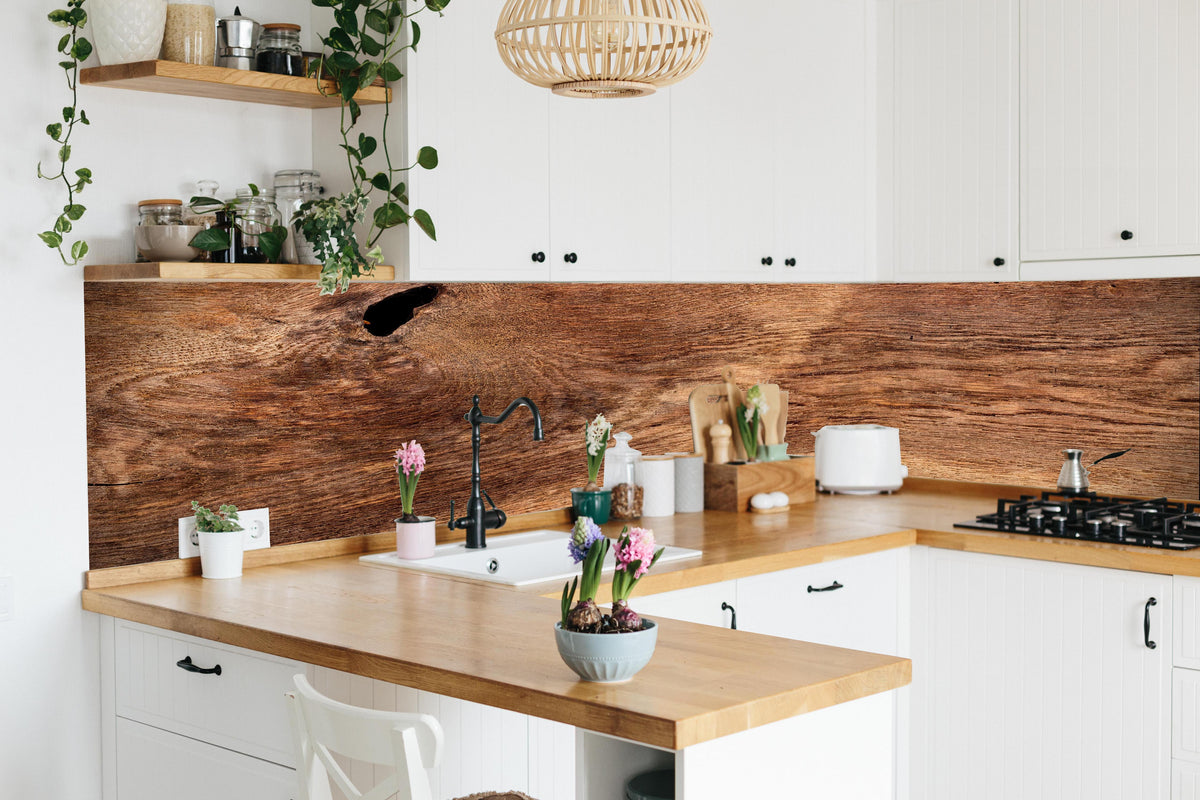 Küche - Rustikale Eichenholzplatte in lebendiger Küche mit bunten Blumen