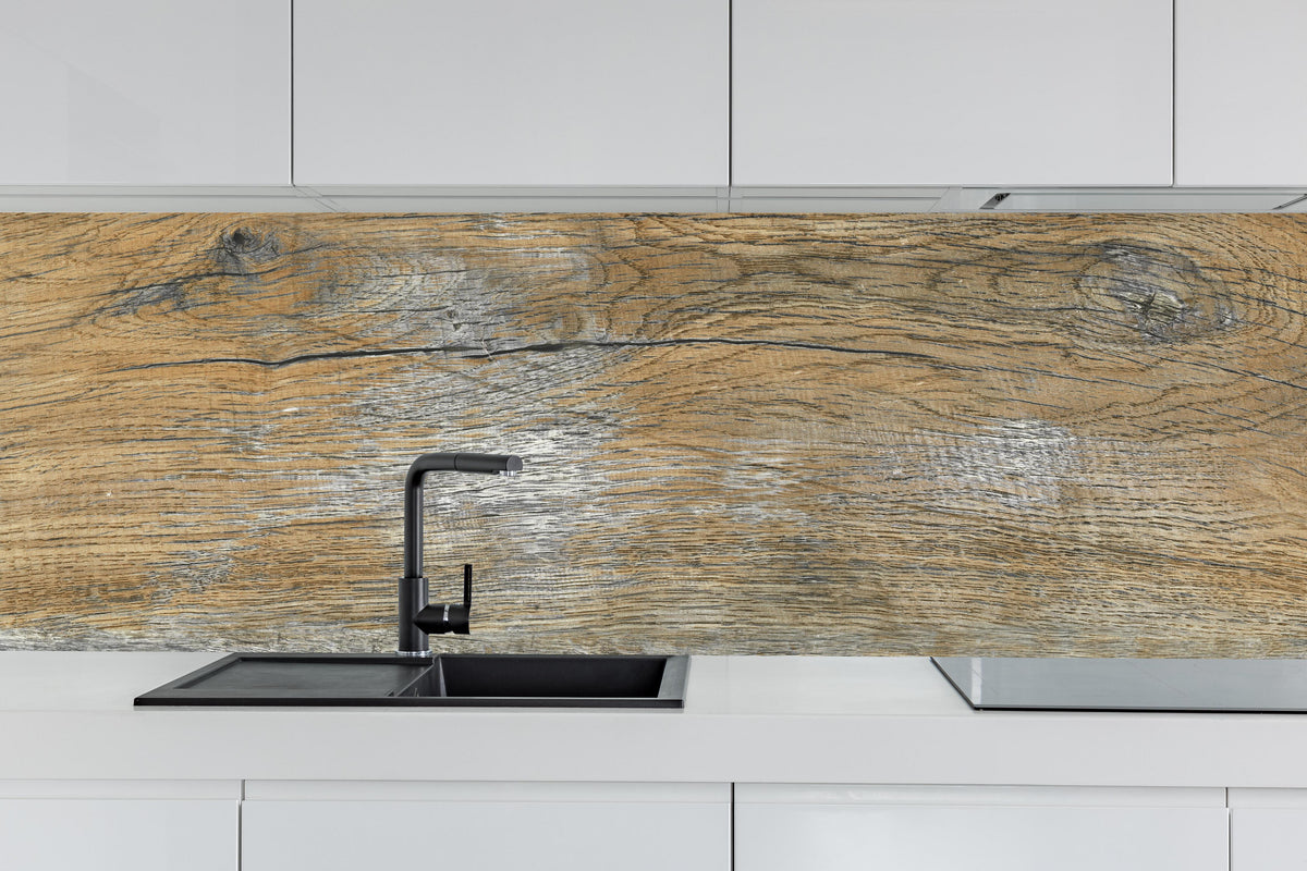 Küche - Rustikale Holz Textur hinter weißen Hochglanz-Küchenregalen und schwarzem Wasserhahn