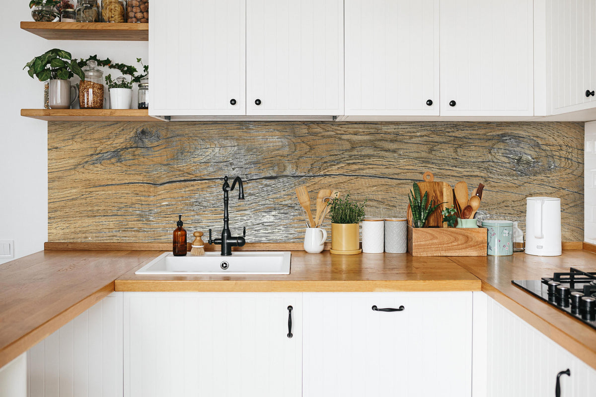 Küche - Rustikale Holz Textur in weißer Küche hinter Gewürzen und Kochlöffeln aus Holz