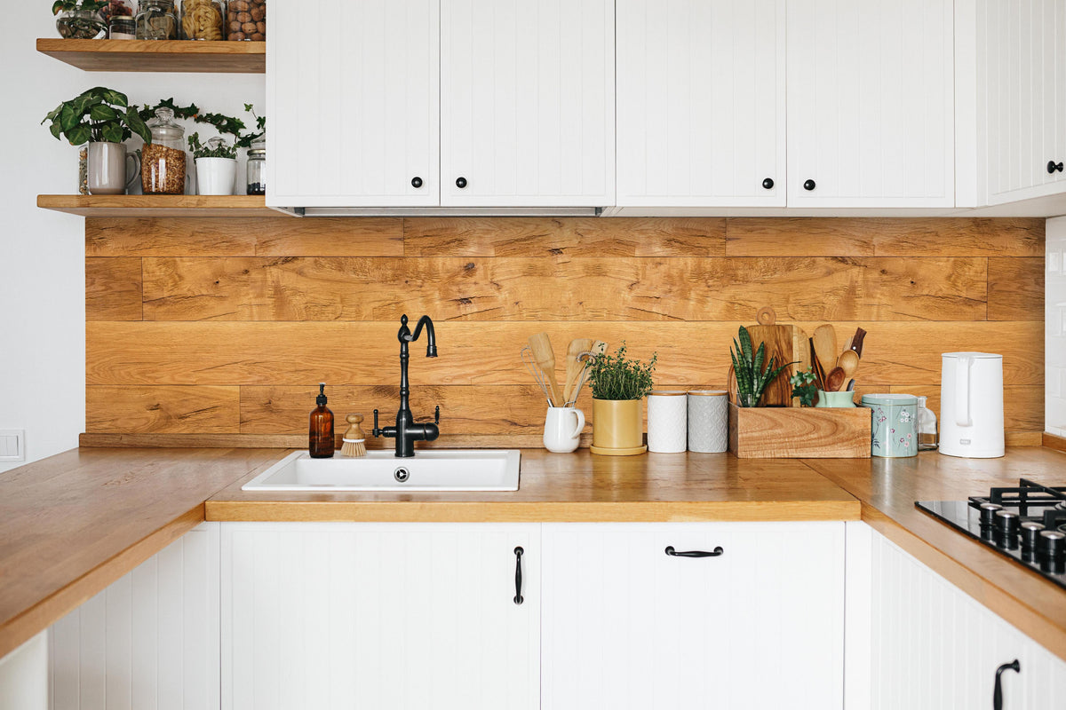 Küche - Rustikale Holzplatte in weißer Küche hinter Gewürzen und Kochlöffeln aus Holz
