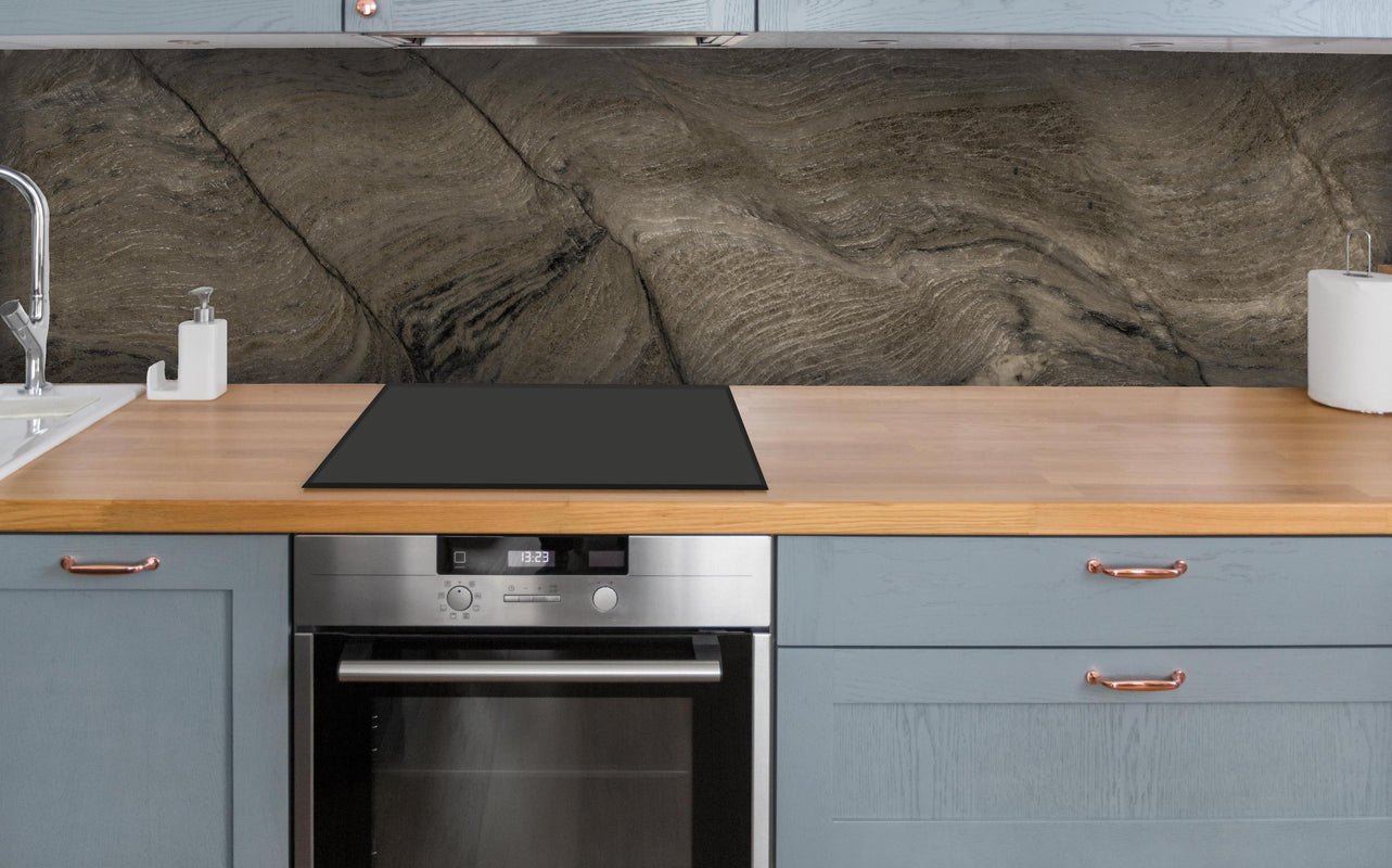 Küche - Rustikale Marmor Textur über polierter Holzarbeitsplatte mit Cerankochfeld