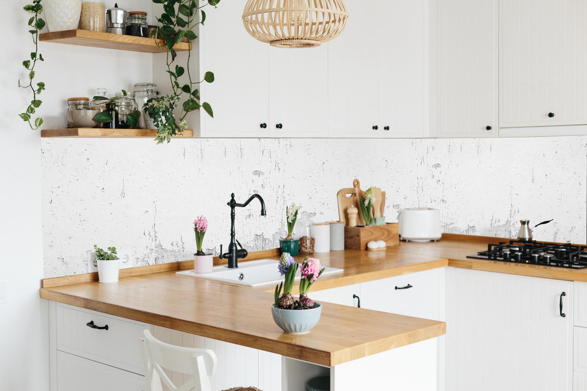 Küche - Rustikales weiß lackiertes Holz in lebendiger Küche mit bunten Blumen