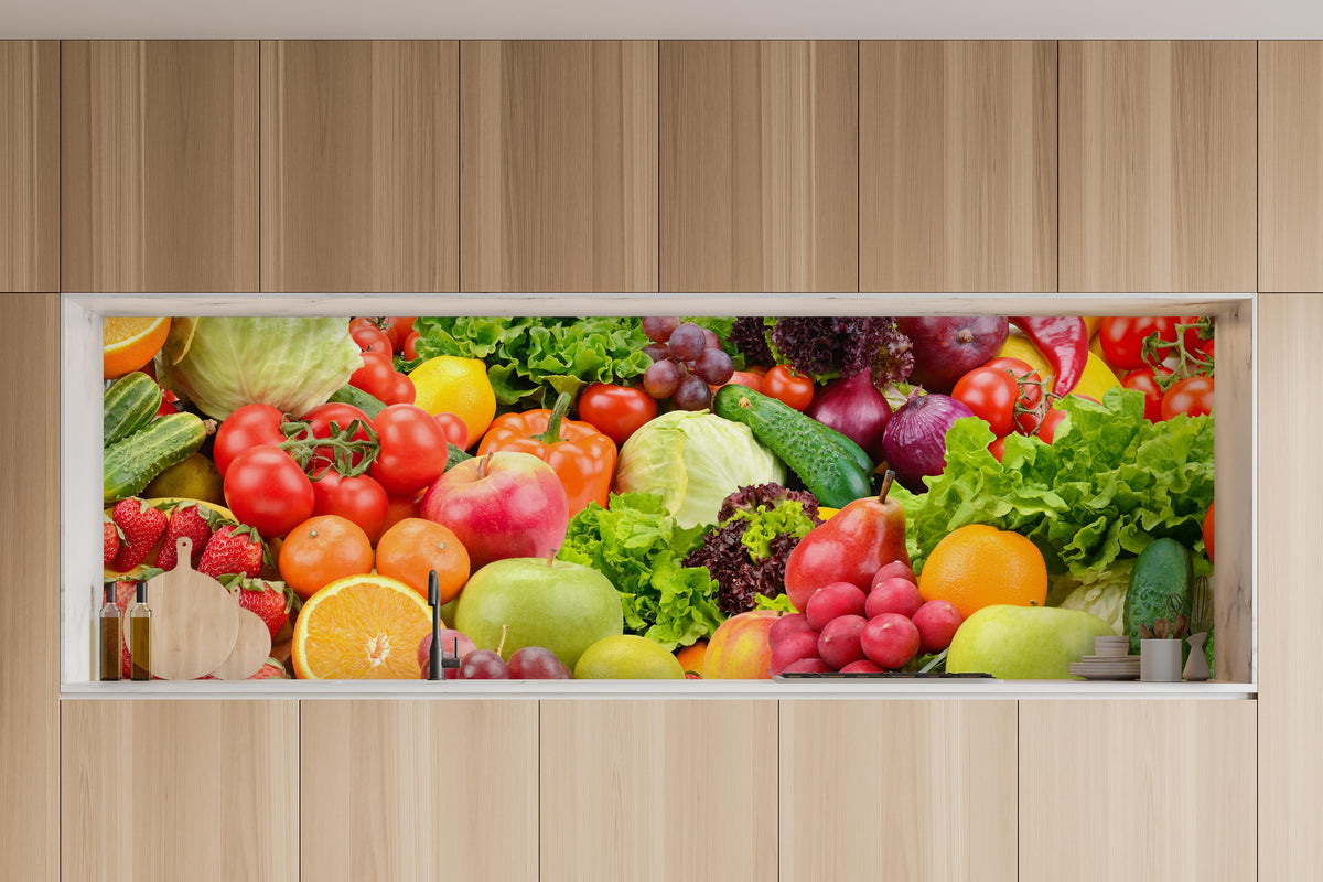 Küche - Sammlung von Obst & Gemüse in charakteristischer Vollholz-Küche mit modernem Gasherd