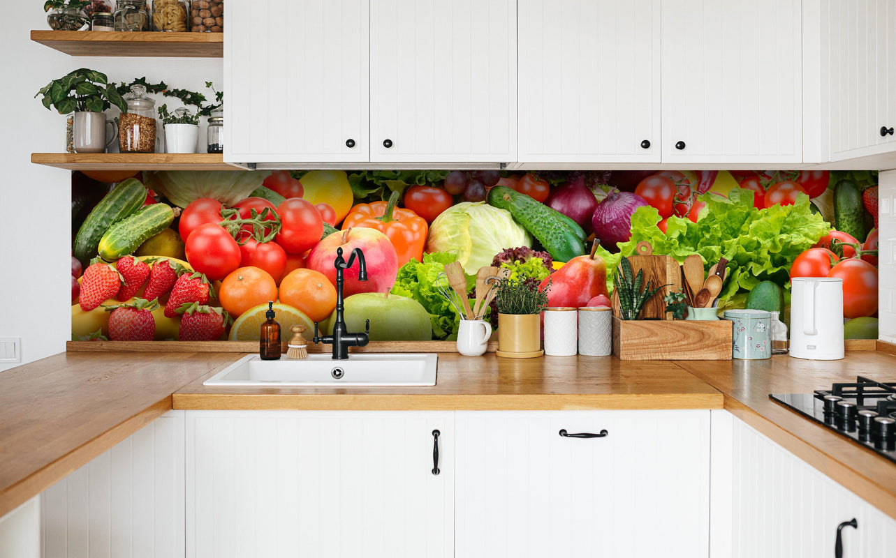Küche - Sammlung von Obst & Gemüse in weißer Küche hinter Gewürzen und Kochlöffeln aus Holz
