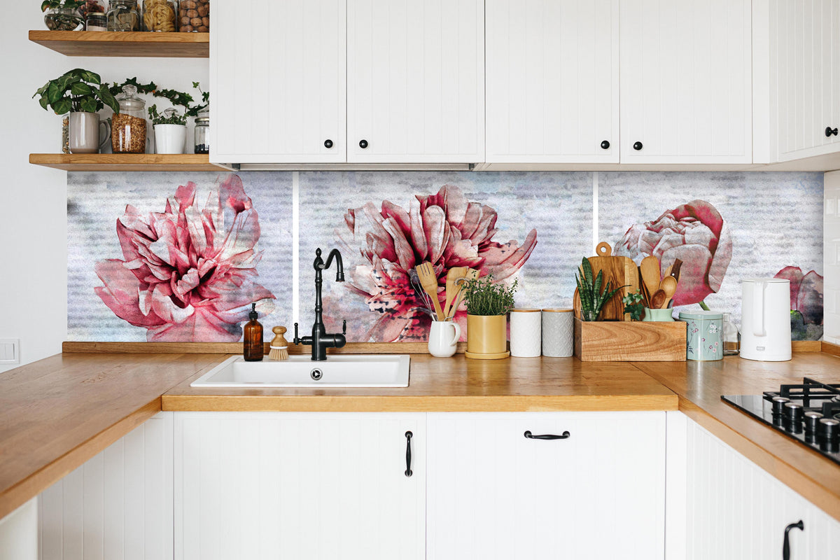 Küche - Sammlung von rosa Blumen - Ölgemälden in weißer Küche hinter Gewürzen und Kochlöffeln aus Holz