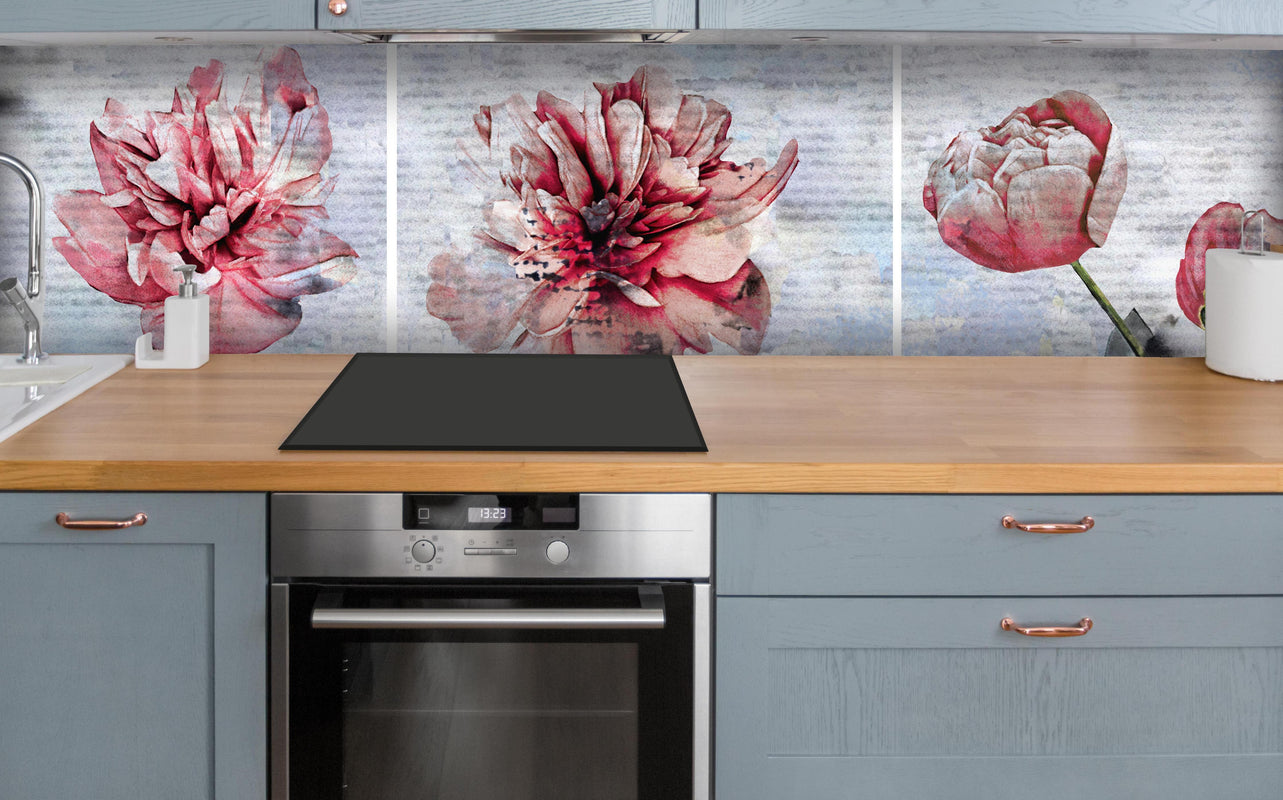 Küche - Sammlung von rosa Blumen - Ölgemälden über polierter Holzarbeitsplatte mit Cerankochfeld