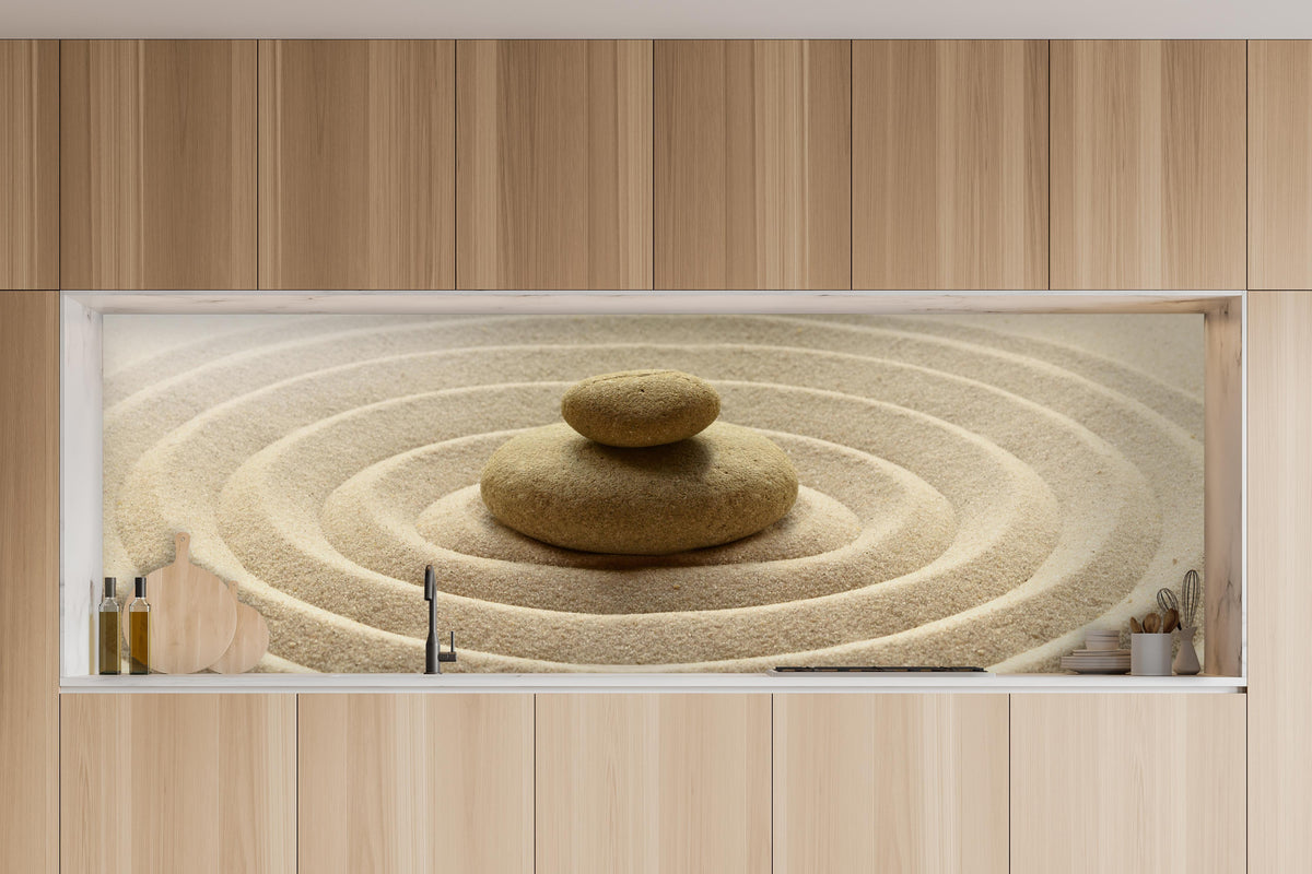 Küche - Sand im Zen-Garten in charakteristischer Vollholz-Küche mit modernem Gasherd