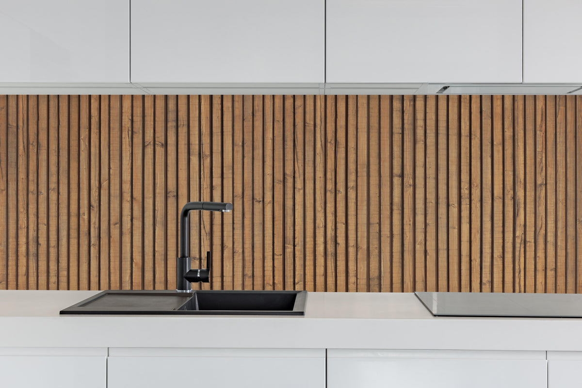Küche - Schöne Holzwand hinter weißen Hochglanz-Küchenregalen und schwarzem Wasserhahn