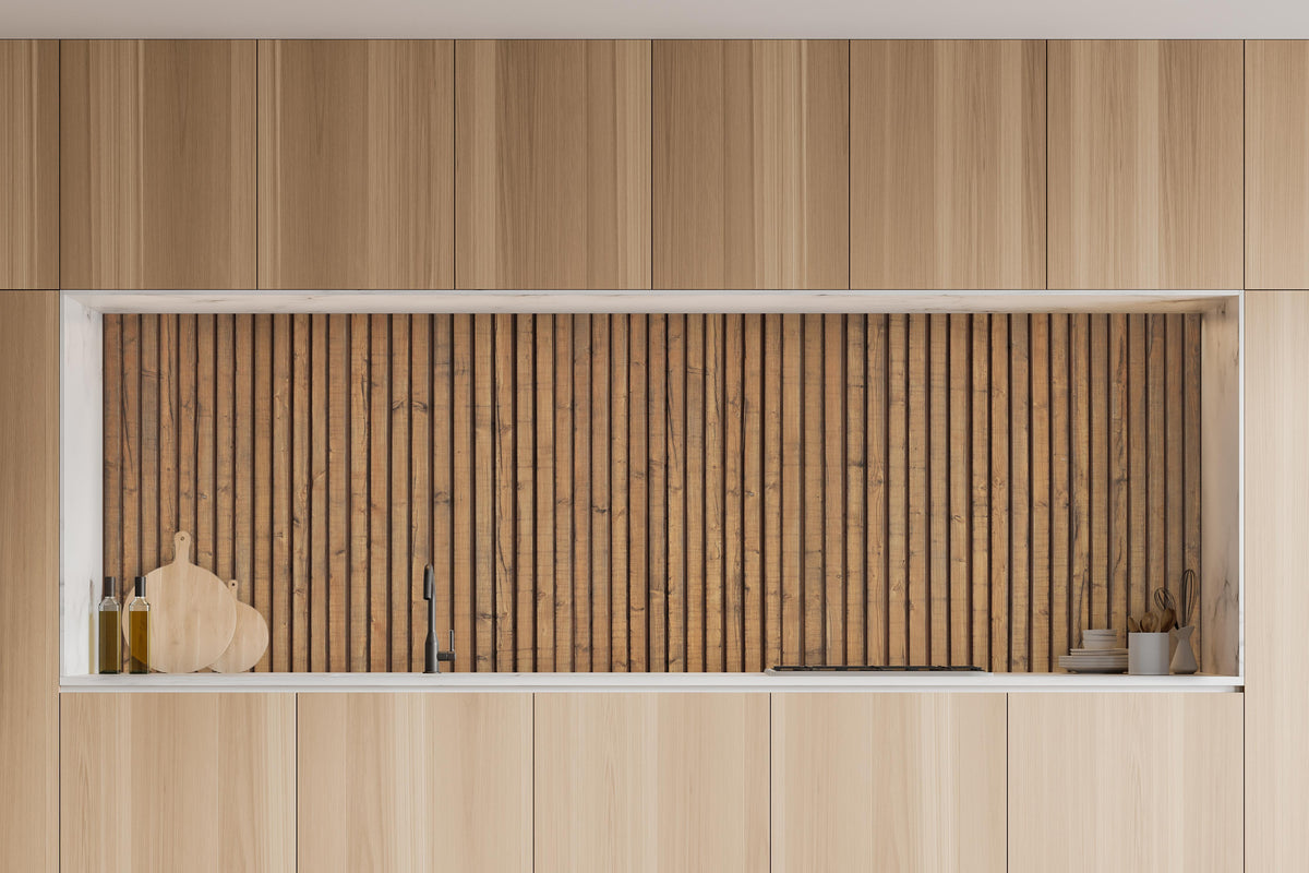 Küche - Schöne Holzwand in charakteristischer Vollholz-Küche mit modernem Gasherd