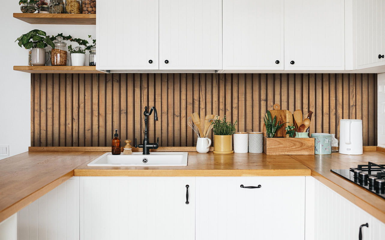 Küche - Schöne Holzwand in weißer Küche hinter Gewürzen und Kochlöffeln aus Holz