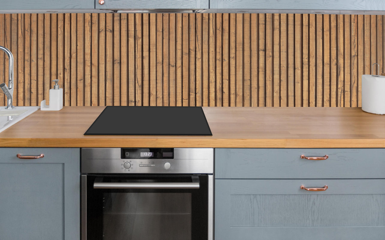 Küche - Schöne Holzwand über polierter Holzarbeitsplatte mit Cerankochfeld