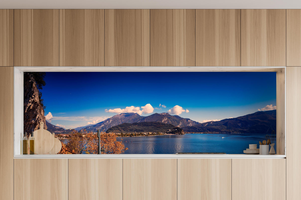 Küche - Schöne Landschaft mit Blick auf den Gardasee in charakteristischer Vollholz-Küche mit modernem Gasherd