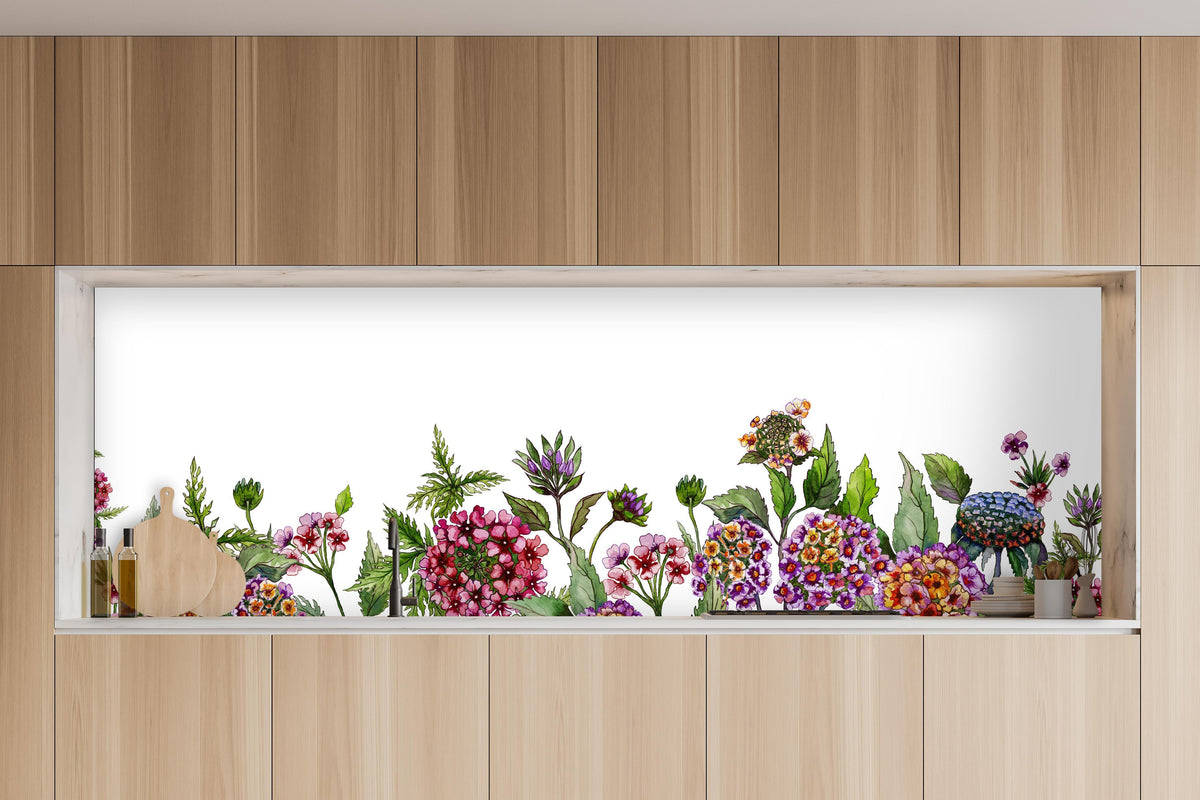 Küche - Schöne Lantana-Blüten mit grünem Blätter in charakteristischer Vollholz-Küche mit modernem Gasherd