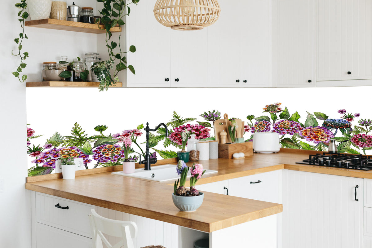Küche - Schöne Lantana-Blüten mit grünem Blätter in lebendiger Küche mit bunten Blumen