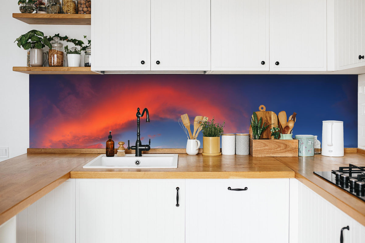 Küche - Schöne Panoramalandschaft mit Bergen in weißer Küche hinter Gewürzen und Kochlöffeln aus Holz