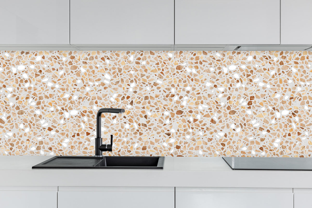 Küche - Schöne beige Terrazzo Stein Textur hinter weißen Hochglanz-Küchenregalen und schwarzem Wasserhahn