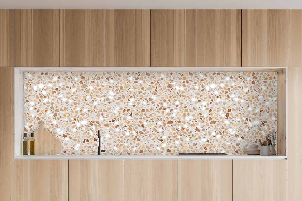 Küche - Schöne beige Terrazzo Stein Textur in charakteristischer Vollholz-Küche mit modernem Gasherd