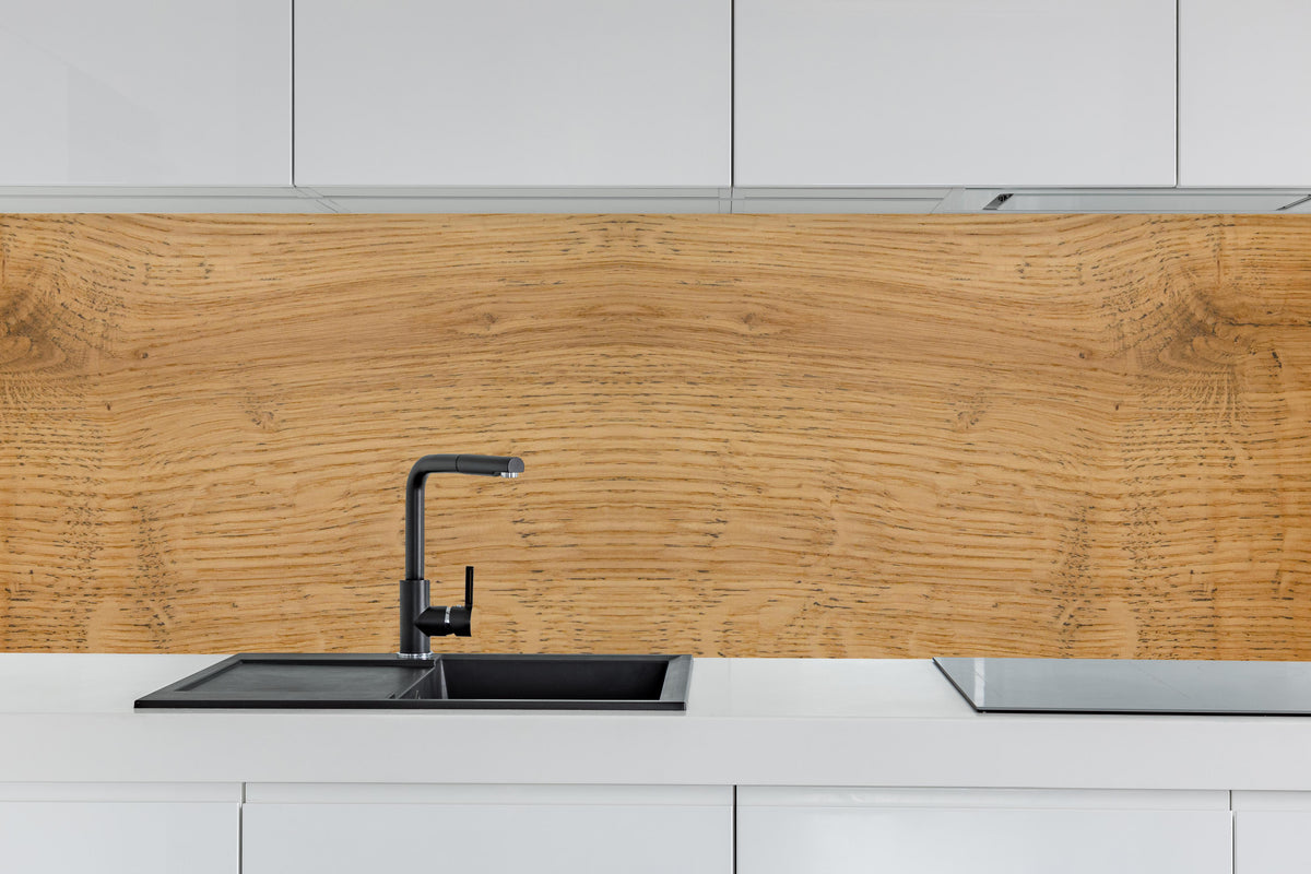Küche - Schöne helle Holzplatte hinter weißen Hochglanz-Küchenregalen und schwarzem Wasserhahn