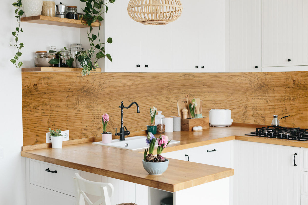 Küche - Schöne helle Holzplatte in lebendiger Küche mit bunten Blumen
